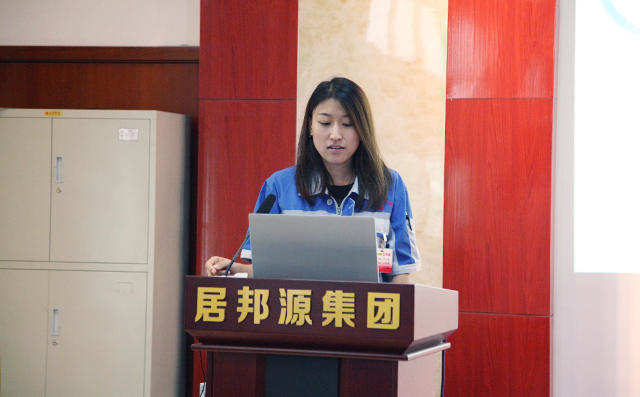 營銷部總監(jiān)盧玉麗對(duì)公司上半年工作進(jìn)行總結(jié)分析經(jīng)驗(yàn)教訓(xùn)、對(duì)下半年落實(shí)發(fā)展戰(zhàn)略的具體目標(biāo)進(jìn)行匯總。