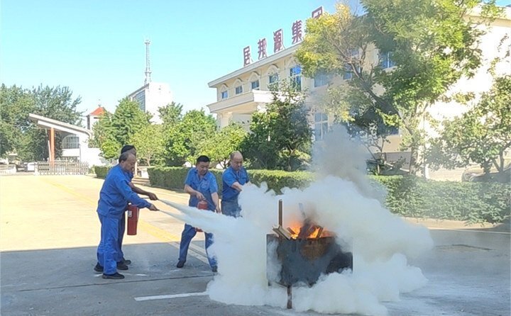 以“一提、二拔、三握、四壓”的基本步驟演示使用流程，并由演練人員進(jìn)行了操作實(shí)踐。